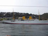 Türkei, Istanbul, Schiff von Atatürk am Bosporus-Ufer