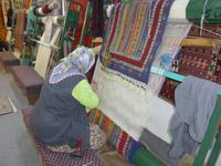 Türkei, Teppichknüpferin bei Pergamon