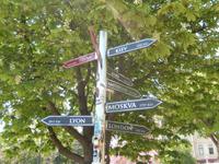 Wegweiser in Istanbul in alle Welt