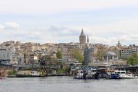Blick auf den Galata-Turm während der Bosporus-Fahrt