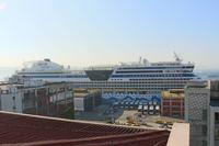 Blick auf die AIDA diva von der Dachterasse des Hotels