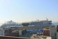Blick auf die AIDA diva von der Dachterasse des Hotels