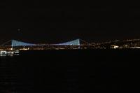 Blick auf die Bosporus-Brücke bei Nacht