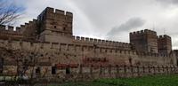 Die massive Stadtmauer