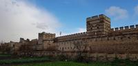 Die massive und gut erhaltene Stadtmauer
