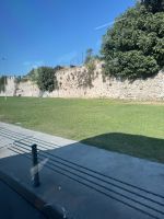 Fahrt entlang der antiken Stadtmauer