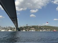 Fahrt unter der Bosporus-Brücke durch
