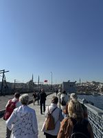 Spaziergang über Galata-Brücke