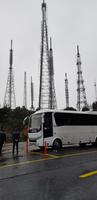 Unser Bus und Antennenmasten auf dem Camlica Hügel