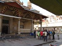 Vor der sog. Blei-Moschee in Nevsehir