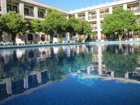 am Pool vom Hotel 