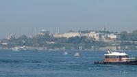 im Hintergrund Topkapi-Palast, Hagia Sophia und Blaue Moschee