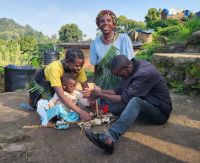 Batwa Pygmäen - Feuermachen