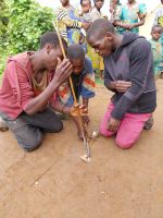 Entfachen von Feuer, Batwa-Pygmäen, Uganda