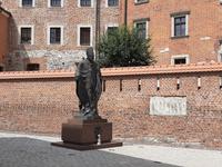 Krakau. Königliches Schloss.  Denkmal Pabst.