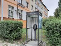 Tarnow. Telefonzelle: an den Wänden die Namen der deportierten Juden.