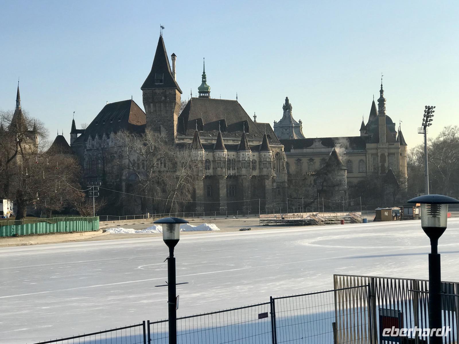 Burg Vajdahunyad am Stadtwäldchen-See