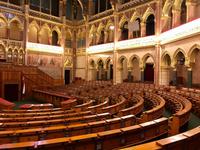 Der Sitzungssaal im Parlamentsgebäude