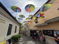 Eine Gasse in der Künstlerstadt