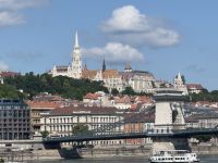 Blick über Kettenbrücke zur Matthias Kirche und Fischer Bastei