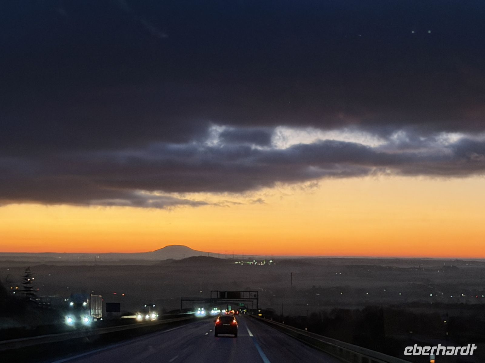 Fahrt bei Sonnenaufgang durch das Böhmische Mittelgebirge