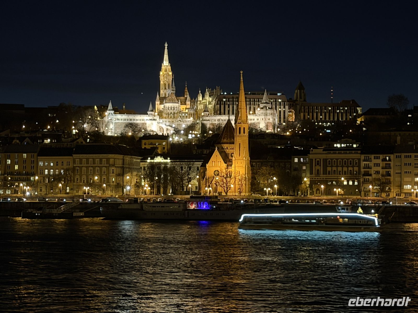 Blick über die Donau zur Fischerbastei
