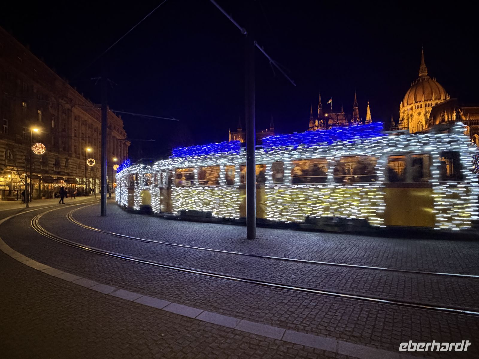 weihnachtliche Straßenbahn