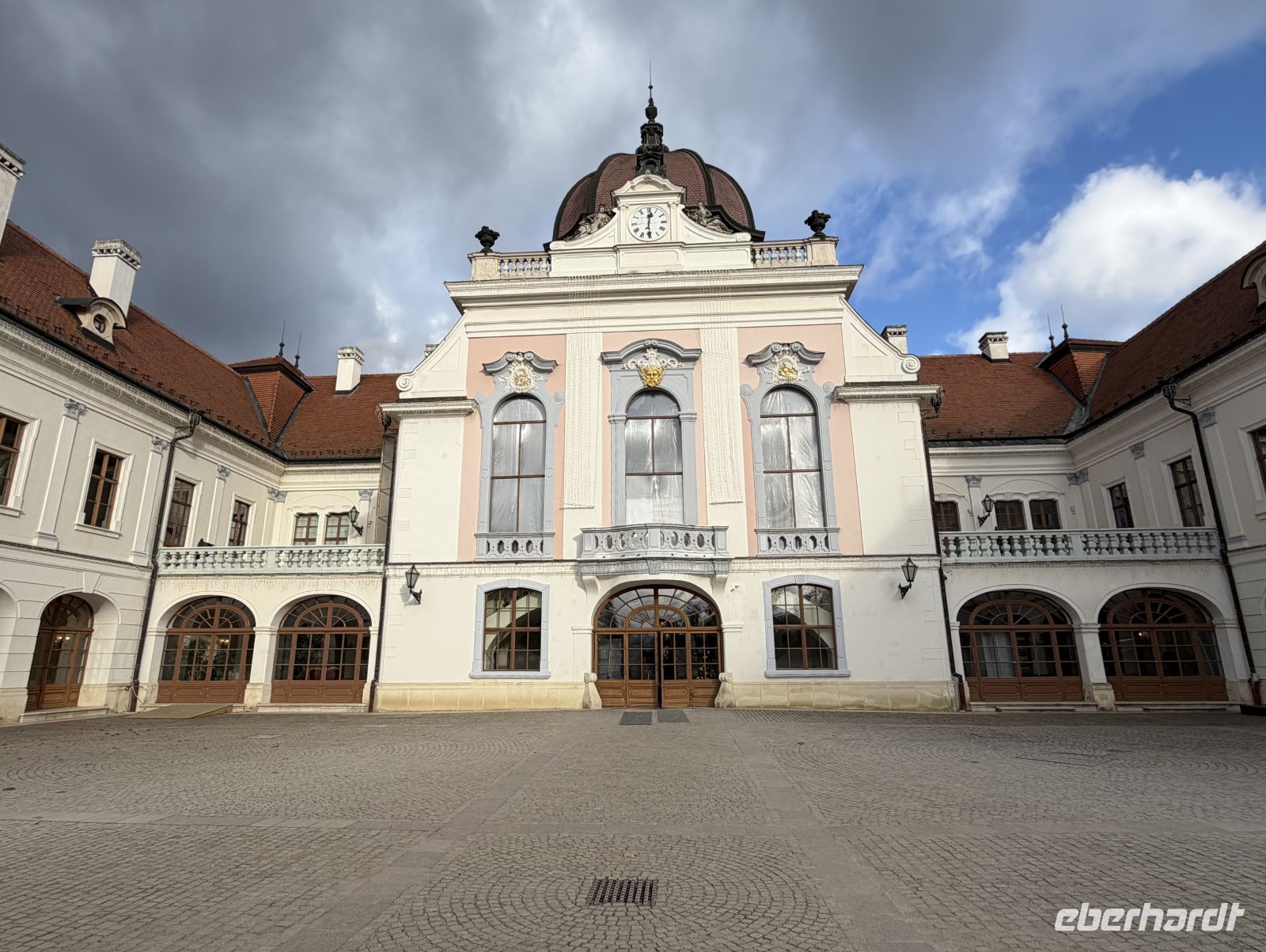 Blick vom Schlosspark auf das Schloss Gödöllö