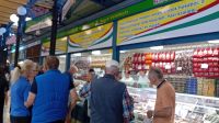 mit den Gästen bei der Salamiverkostung in der Markthalle &ndash; &copy; Allina Anderer (Eberhardt TRAVEL)