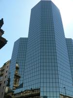 Kathedrale im Spiegel der modernen Fassaden &ndash; &copy; Jana Maria Kleibert (Eberhardt TRAVEL)