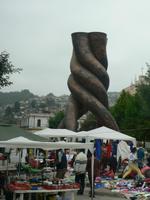 Statue und Markt in Valparaiso &ndash; &copy; Jana Maria Kleibert (Eberhardt TRAVEL)