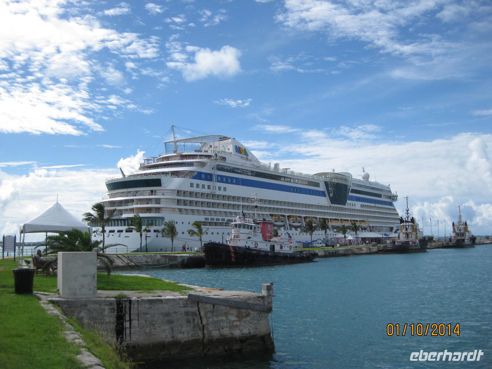 Unsere AIDAluna an der Küste der Bermudas