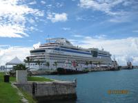 Unsere AIDAluna an der Küste der Bermudas