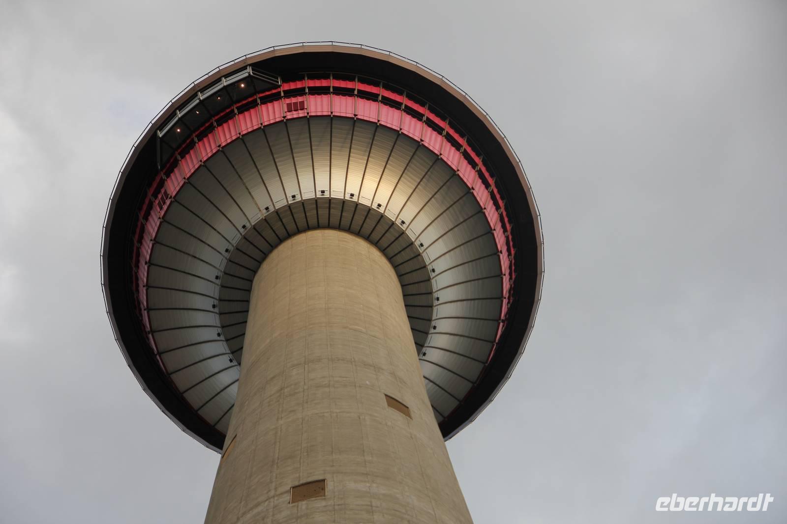 Calgary Tower am Abend