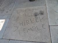 berühmte Hand- und Fußabdrücke vor dem Theater