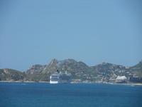 Die Norwegian Pearl liegt vor Anker