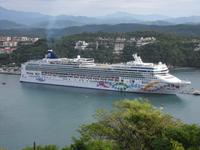 Die Norwegian Pearl im Hafen von Huatulco