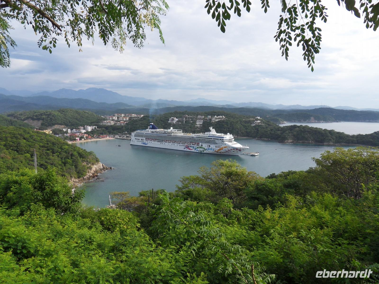 Die Norwegian Pearl im Hafen von Huatulco