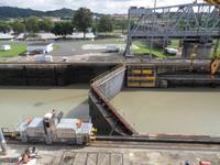 Wir passieren die erste Schleuse des Panamakanals