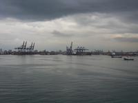 Vorerst der letzte Blick auf Land - der Hafen von Colon