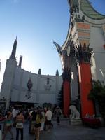 vor dem Theater