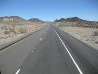 Auf dem Highway durch die Wüste Mojave in Richtung Laughlin