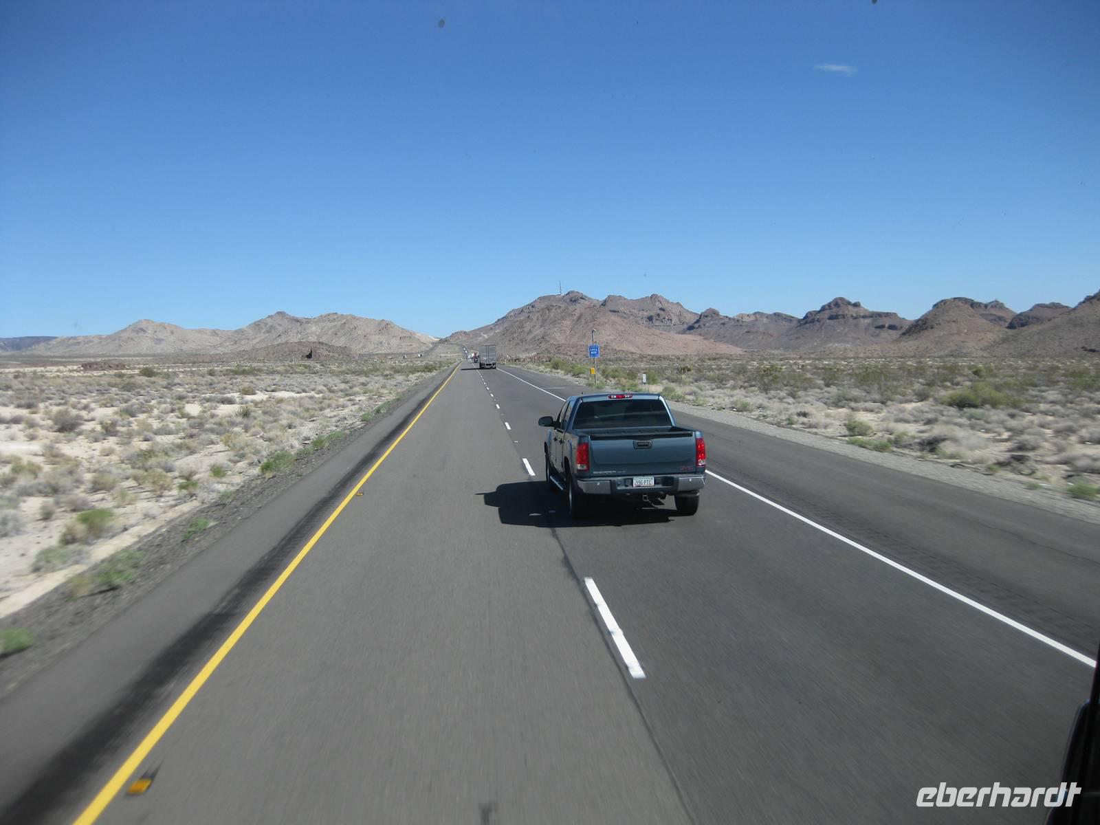 Auf dem Highway durch die Wüste Mojave 
