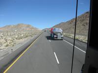 Auf dem Highway durch die Wüste Mojave 