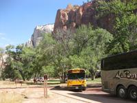 Schulbus an der Zion Lodge im Nationalpark