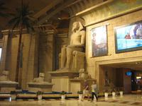 In der Lobby des Hotel Luxor