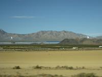 Solarkraftwerk in der Wüste Nevada an der Grenze zu Kalifornien