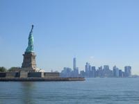 Lady Liberty mit der Skyline Manhattans 