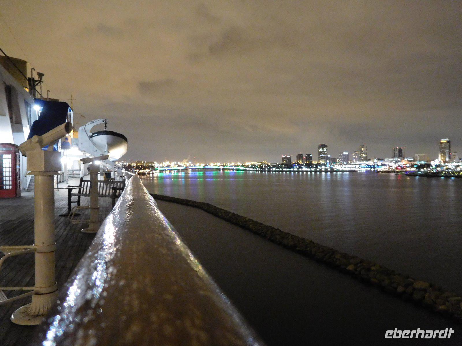 An Deck mit Blick auf Los Angeles bei Nacht