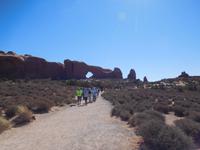 Weg zu den Löchern im Fels